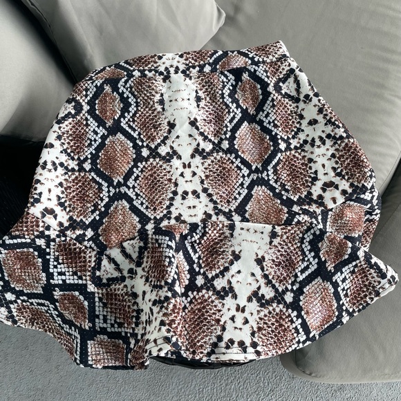 EUC Nasty Gal Snake Print 🐍 Ruffled Skirt size 8 - Picture 3 of 7